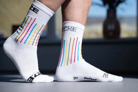 Schicke Mütze Socken Nadelstreifen weiß Defeet online kaufen